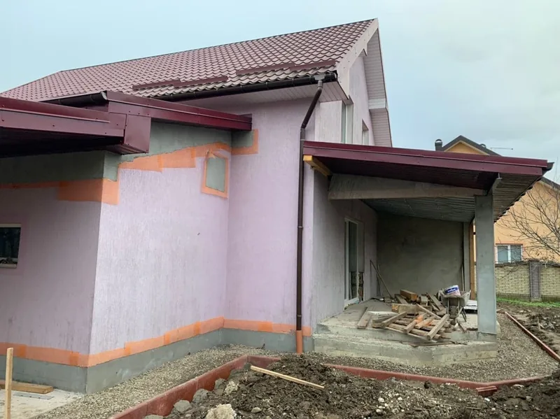 Приватний будинок під час переробки фасаду
