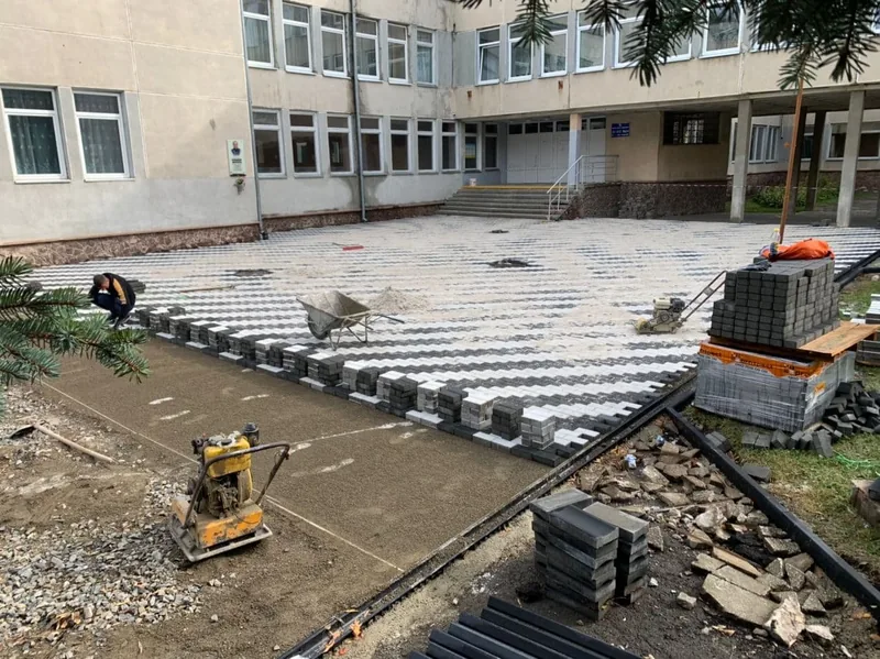 Мощення території ліцею номер 19 під час виконання благоустрою