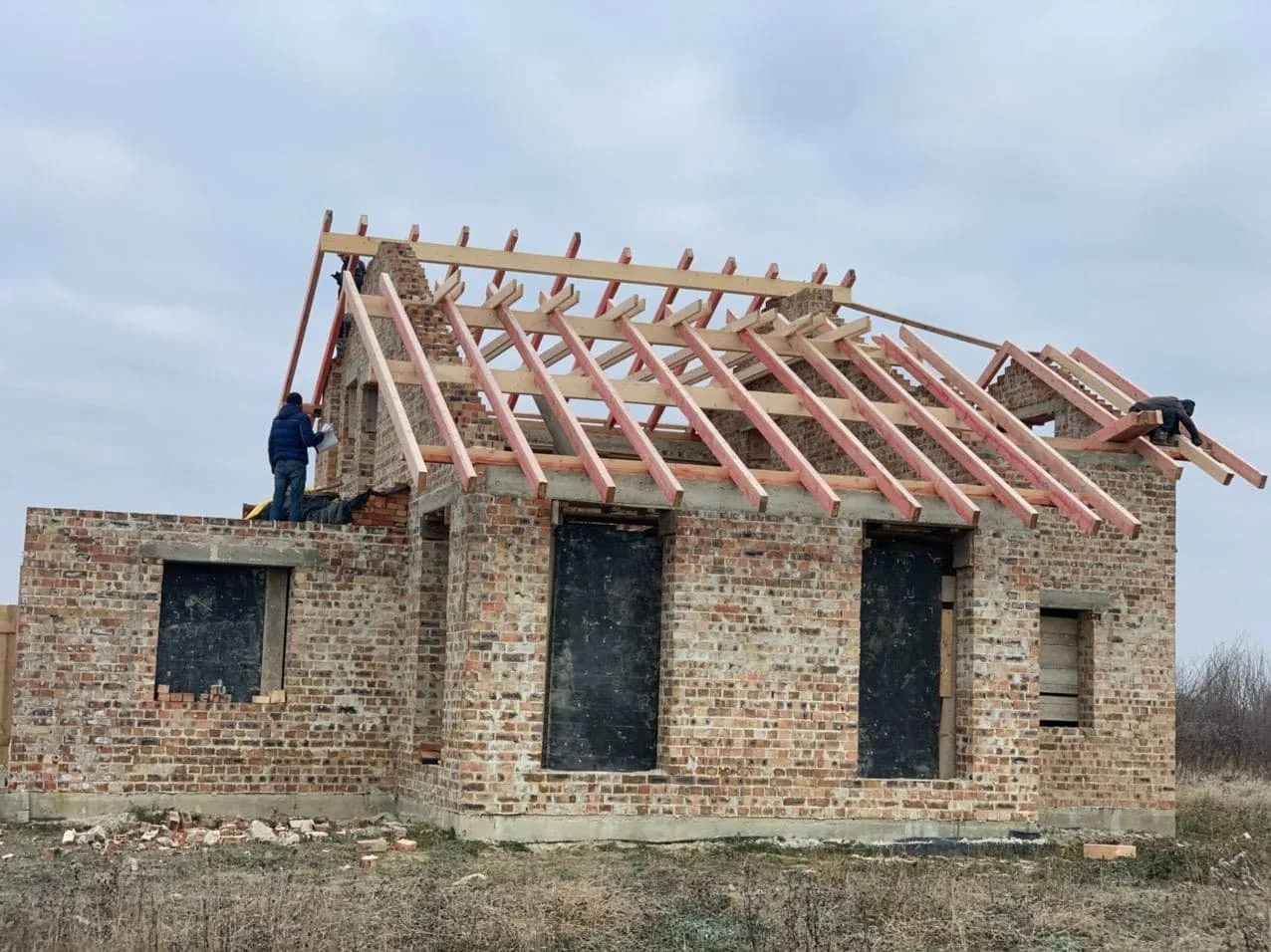 Приватний будинок під час монтажу кроквяної системи покрівлі