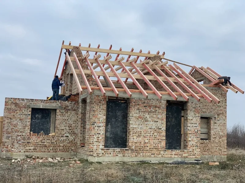 Приватний будинок під час монтажу кроквяної системи покрівлі