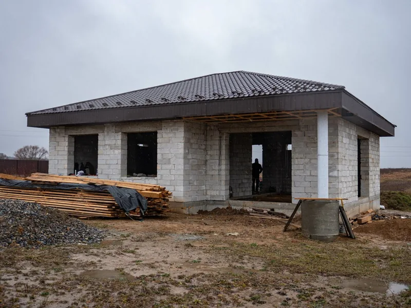 Приватний житловий будинок на етапі зведення коробки та покрівлі